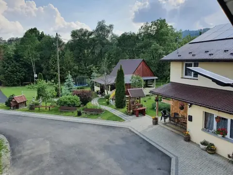 Budynki gospodarstwa i podjazd