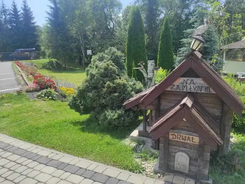 Ogród z drewnianą budką