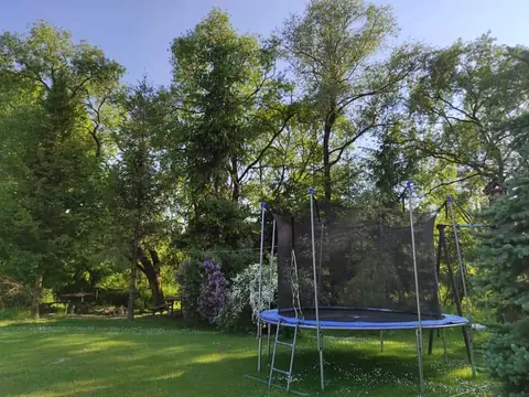 Trampolina w ogrodzie